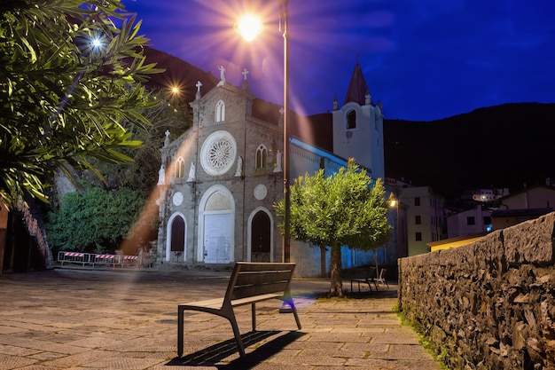 Riomaggiore Fishing Quarter o porto de uma pequena aldeia piscatória italiana à noite