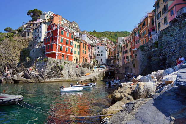 RIOMAGGIORE, Italia - 20 de julio de 2021: colorido pueblo de pescadores de Riomaggiore, paisaje marino en cinco tierras, Parque Nacional Cinque Terre, Liguria, Italia