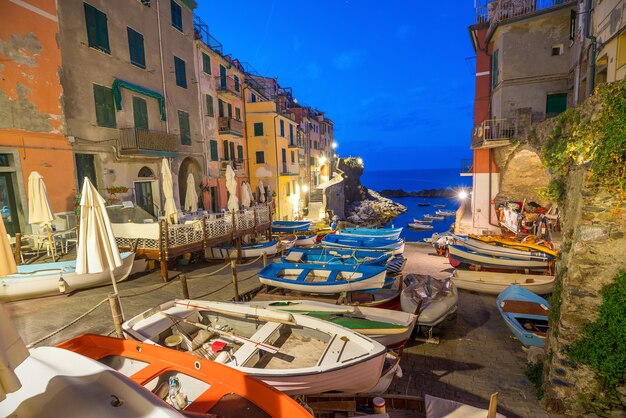 Riomaggiore, la primera ciudad de la secuencia Cique Terre de ciudades montañosas en Liguria, Italia