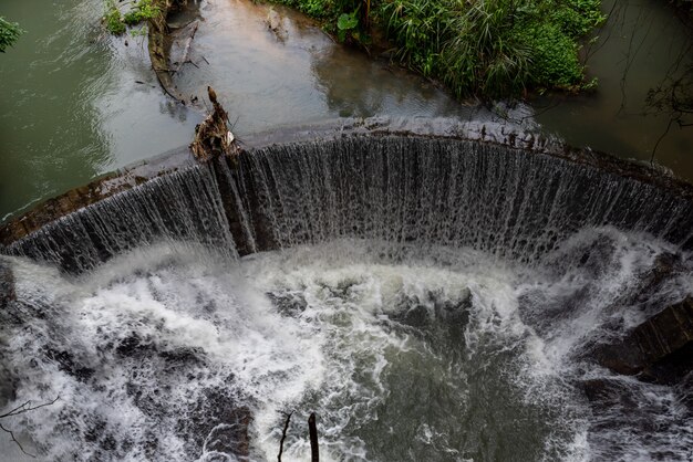 Ríos y cascadas en el campo