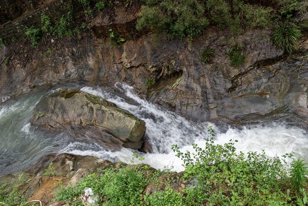 Ríos y cascadas en el campo