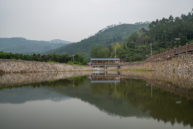 Rios e pontes em aldeias de montanha