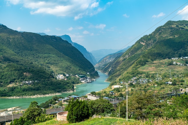 Los ríos en las montañas y los valles se encuentran en Chongqing, China