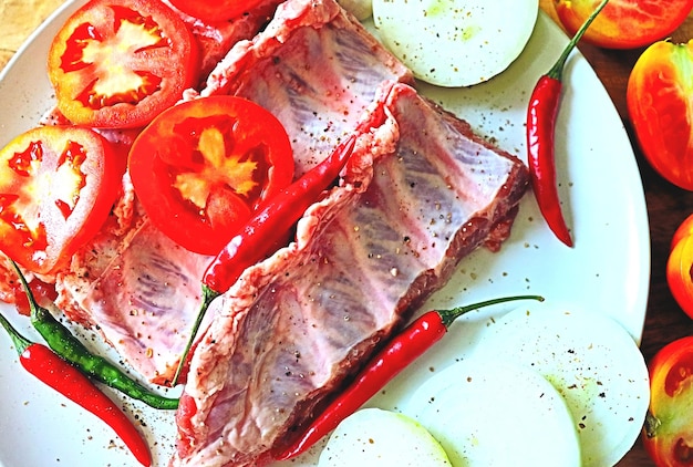 Rippchen mit Gemüse und Gewürzen Tomaten Zwiebeln rote und grüne Paprika Ingwer Dill