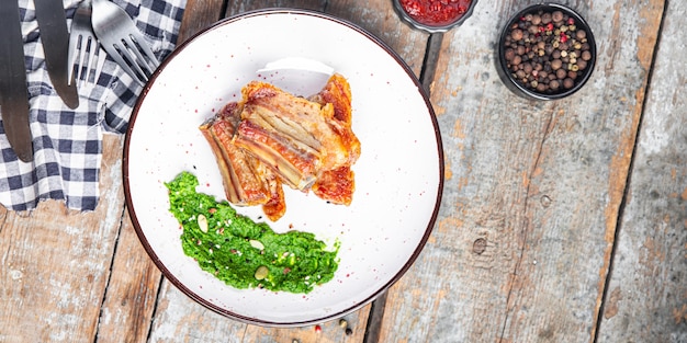 Rippen gebratenes Grill-Schweinefleisch oder Rindfleisch BBQ fettes Essen Gewürze würzige frische Mahlzeit Snack auf dem Tisch Kopie Raum