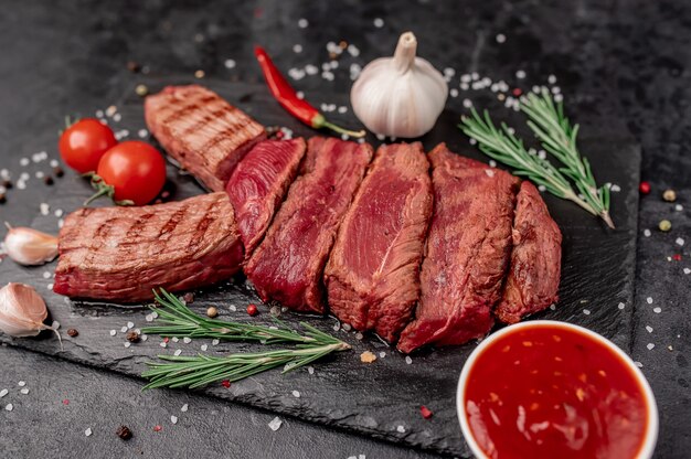 Rippenauge. Rindfleisch auf rustikalem Tisch.