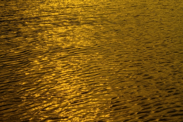 Rippling superfície de água de ouro na piscina, Rio de água para o fundo