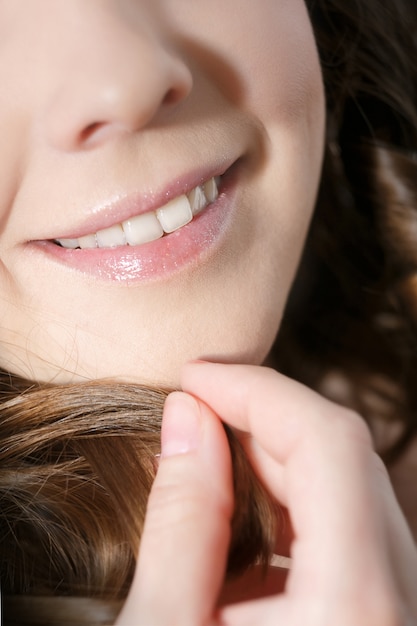 Rir mulher sorrir com grandes dentes.