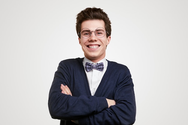 Risa a joven en traje de nerd