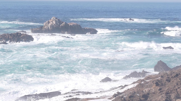 Risco de roca de acantilado océano playa punto lobos california costa olas rompiendo