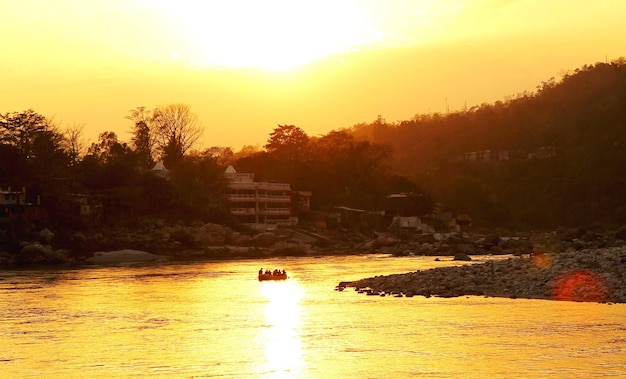 RISHIKESH INDIEN Sonnenuntergang in Ganga River Boat Rafting