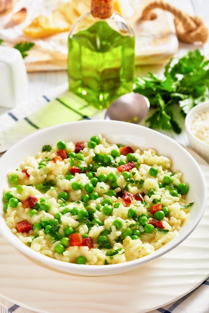 Risi e Bisi Venezianisches Risotto mit Frühlingserbsen