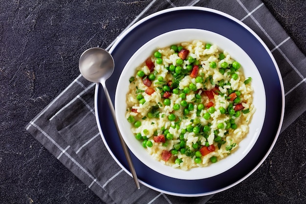 Risi e Bisi Venezianisches Risotto mit Frühlingserbsen