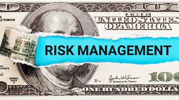 Foto risikomanagement das wort risk management im hintergrund des us-dollars business security inv