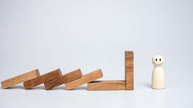 Risikomanagementkonzept Holzblock stoppt den Dominoeffekt für Unternehmen