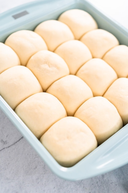 Rising Dinner Rolls in einer Backform.