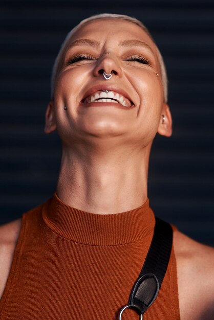 Foto riso e retrato de mulher jovem com moda hipster e gen z com um sorriso feliz e piercing cara de estilo legal e piada engraçada de uma pessoa do sexo feminino rindo com felicidade, confiança e joias