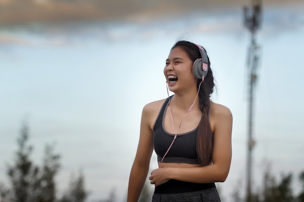 Foto riso feliz e bonito novo da mulher do esporte.