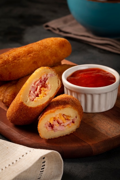 Risoles fritos ou Risol Risoles recheados com queijo e presunto