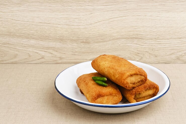 Foto risoles rogout snack salgado tradicional da indonésia recheado com frango picado e mix de vegetais