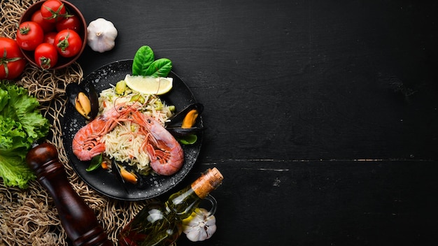 Risoto Arroz com legumes e frutos do mar Camarão e mexilhões No fundo antigo Vista superior Espaço livre para o seu texto