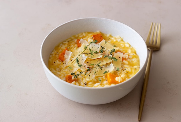 Risoto com abóbora, queijo e tomilho. Comida vegetariana. Alimentação saudável.