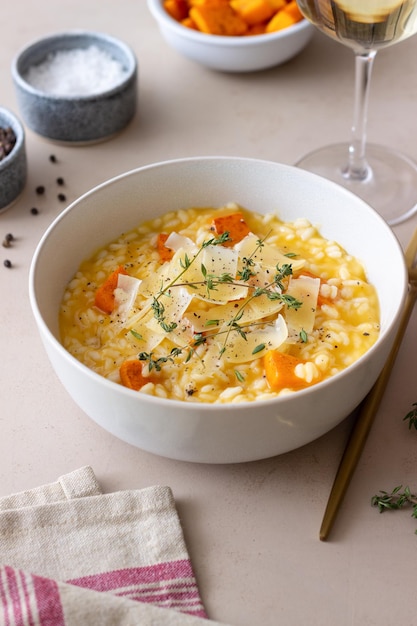 Risoto com abóbora, queijo e tomilho. Comida vegetariana. Alimentação saudável.