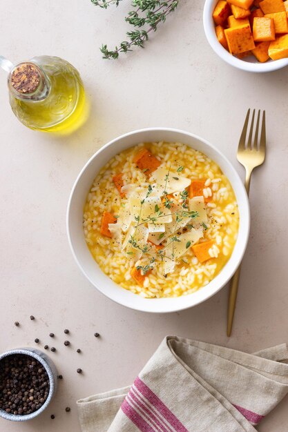 Risoto com abóbora, queijo e tomilho. Comida vegetariana. Alimentação saudável.