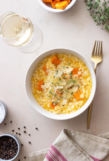 Risoto com abóbora, queijo e tomilho. Comida vegetariana. Alimentação saudável.