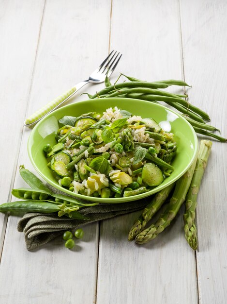 Risoto com abobrinhas de espargos e feijão verdecomida vegetariana