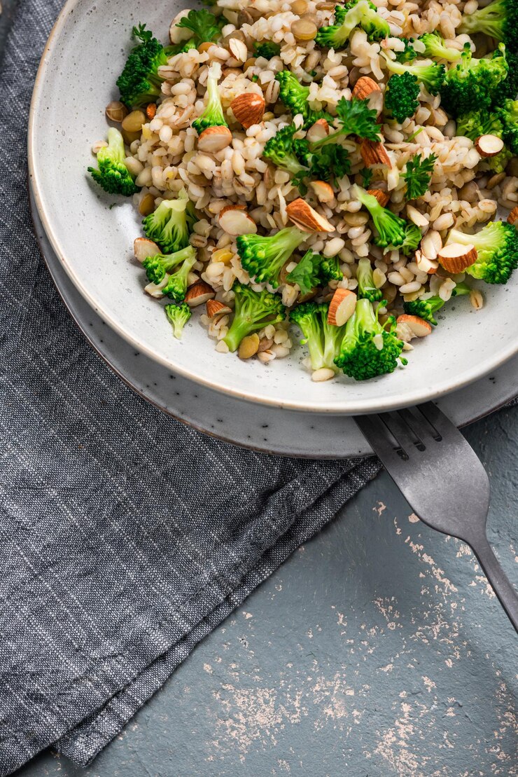Foto risoto com brócolis e amêndoa risoto feito de groat