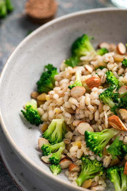 Risoto com Brócolis e Amêndoa Risoto feito de Groat