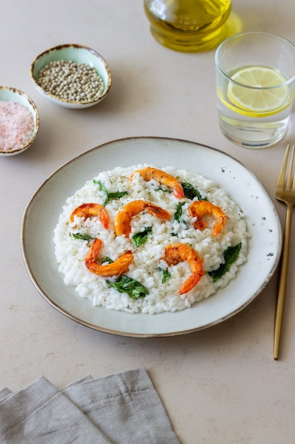 Risoto com camarão e espinafre. Comida saudável. Comida vegetariana.