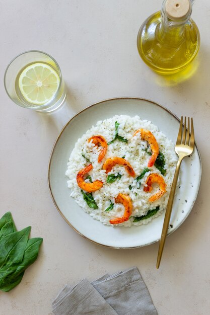 Risoto com camarão e espinafre. Comida saudável. Comida vegetariana.