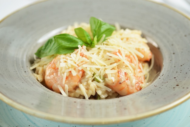 Risoto com camarão, queijo e manjericão