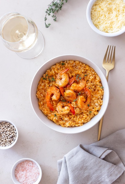 Risoto com camarão, tomate e tomilho, comida italiana