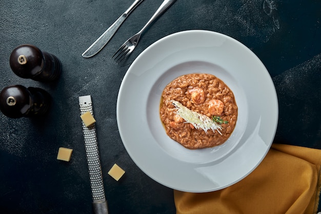 Risoto com carne de porco e queijo em chapa branca