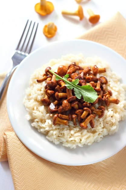 Risoto com chanterelles em uma placa