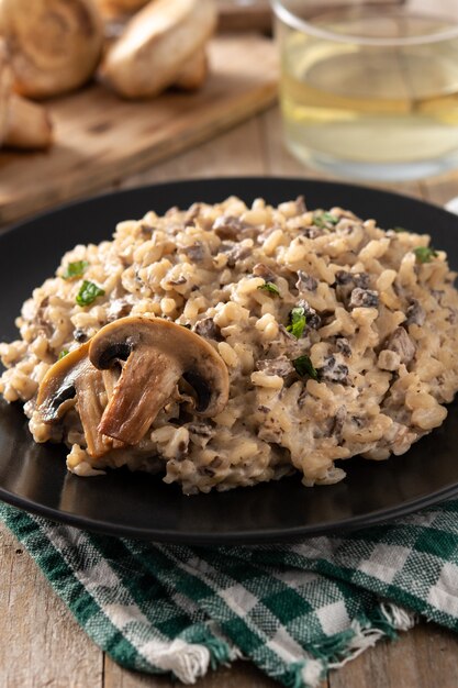 Risoto com cogumelo na mesa de madeira