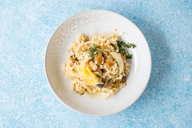 Risoto com cogumelos brancos e vinho, vista de cima com espaço de cópia