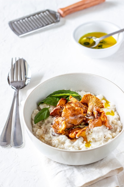 Risoto com cogumelos. cozinha italiana. nutrição apropriada. comida vegetariana.