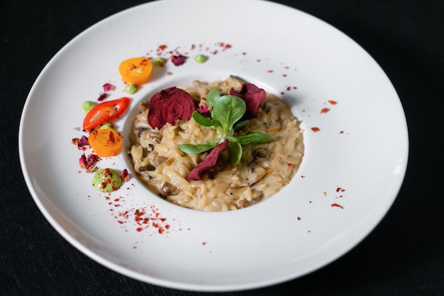 Risoto com cogumelos e carne Processo de cozimento de alimentos