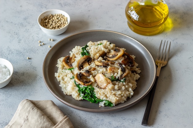 Foto risoto com cogumelos e espinafre