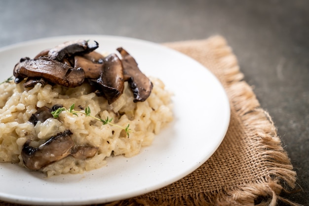 Risoto com cogumelos e queijo