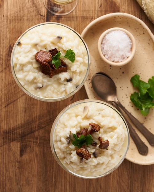 Risoto com cogumelos em copo de vinho.