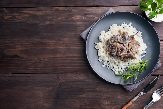 Risoto com cogumelos em prato preto