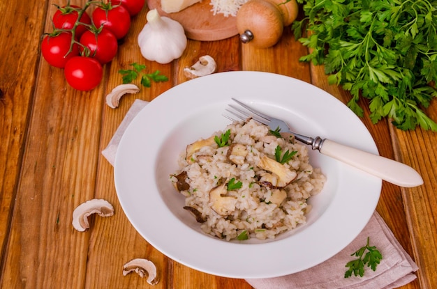 Risoto com cogumelos, ervas frescas e queijo parmesão