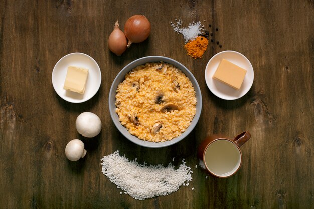 Risoto com cogumelos, ervas frescas e queijo parmesão