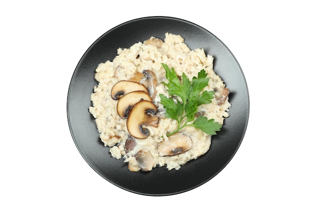 Risoto com cogumelos isolados no fundo branco