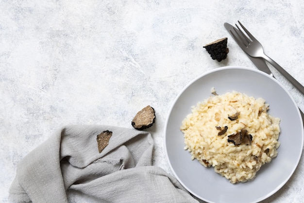 Risoto com cogumelos porcini e trufas negras servidas em um prato gourmet com vista superior